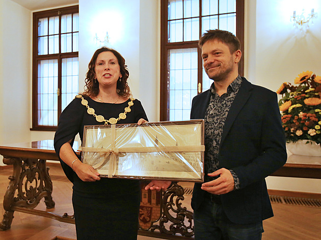 Budějčák Jiří Mádl převzal cenu města. Mám tu i fotku z vítání občánků, smál se