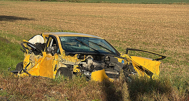 Hromadná nehoda aut, motocyklu a vlaku za Prahou. Zranily se i dvě děti