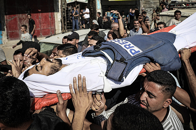 Hrál lékaře, zpěváka nebo oběť. Hvězdu propagandy Palestiny zabil klan Dogmušů