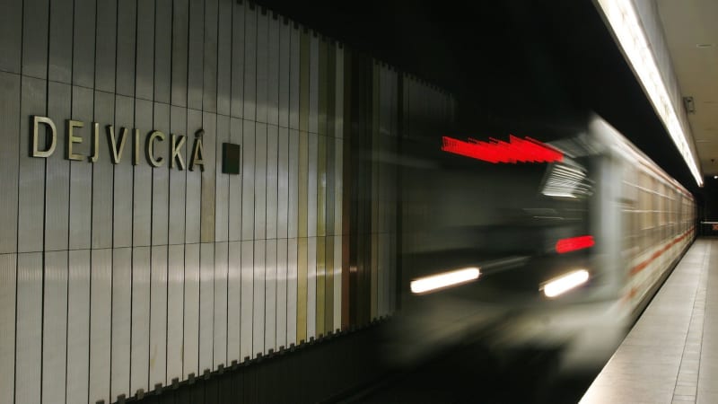 Chaos v pražském metru: Štěně zastavilo provoz na lince A. Jsme mu v tlapkách, ujistila policie.