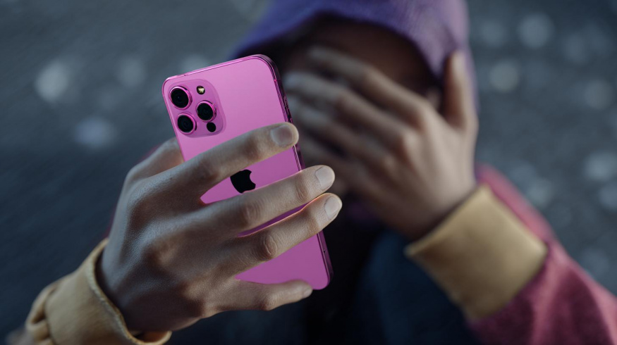 Koupili si oranžový iPhone 17 Pro, nyní mají růžový. Uživatelé řeší, co s tím