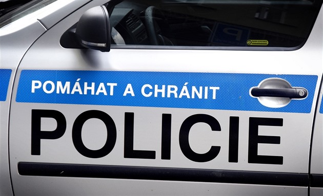 Policie v centru Plzně prověřuje podezřelý kufr, doprava v okolí stojí