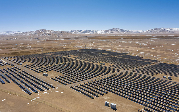 Čína mění Tibetskou náhorní plošinu v solární komplex. Zásobuje i datová centra