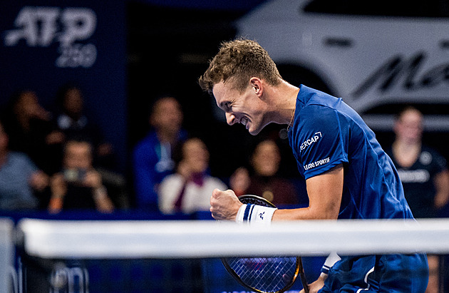 Tenis ONLINE: Lehečka odvrátil dva mečboly, ve třetím setu přichází o servis