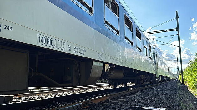 Vlak u Neratovic zřejmě projel návěstidlo, provoz na trati stál