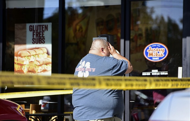 Muž v Německu napadl u pokladny v obchodě mladíka, ten na místě vykrvácel