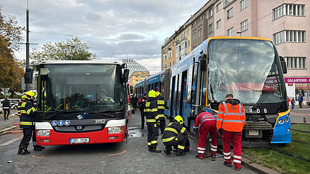 Po srážce s autobusem vykolejila v Praze tramvaj. Hasiči evakuovali 50 cestujících