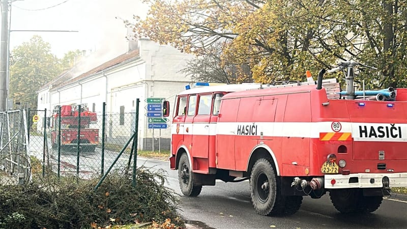 Požár haly v Nehvizdech: Hasiči vyhlásili třetí stupeň poplachu, nad město stoupá dým