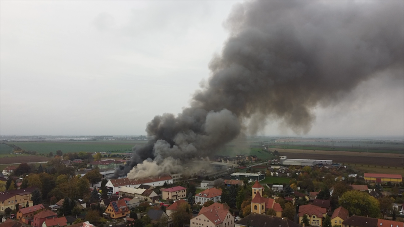 Požár haly v Nehvizdech: Hasiči už mají plameny pod kontrolou