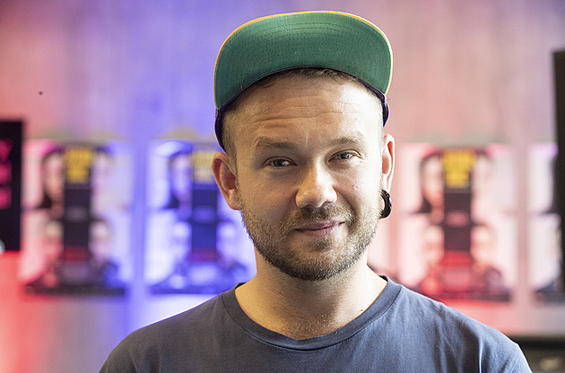 Kvůli hraní hubnul. Ale když jsem pak měl sundat tričko, byl jsem nervózní, říká Trnka Ernest