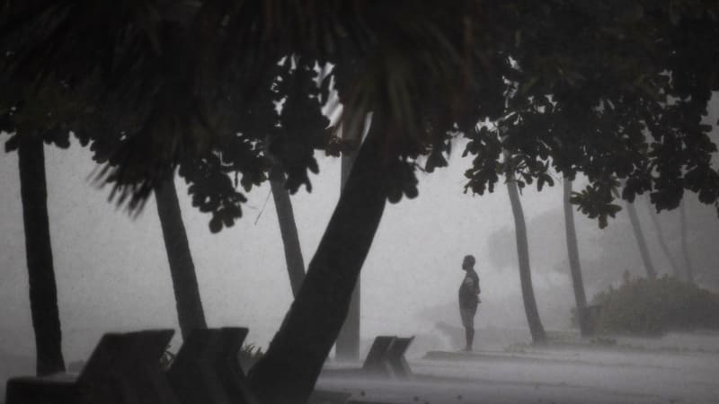 Melissa se mění v bouřné monstrum: Karibiku hrozí nejničivější hurikán v historii. Již zabíjí