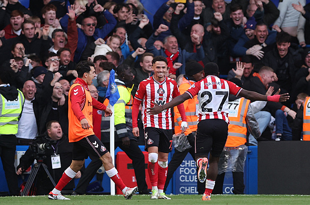 ONLINE: Nováček v závěru zmrazil Chelsea, do akce jdou United, večer hraje Liverpool