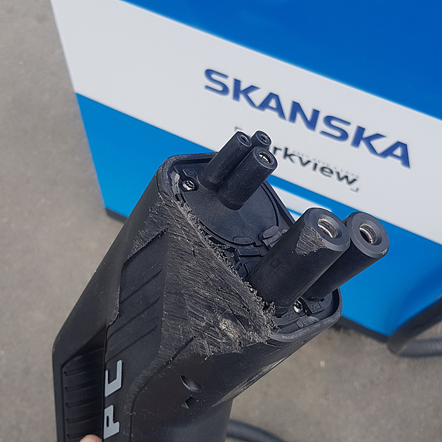 Nabíječky elektroaut v Německu ničí vandalové a sběrači. Je to trestný čin