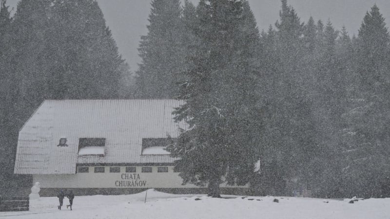 České hory zasypal sníh, hlásí i téměř půlmetrovou pokrývku. O víkendu teploty vyletí k 20° C