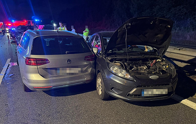 Provoz na dálnici D35 směrem na Moravu zablokovala nehoda dvou aut u Dašic