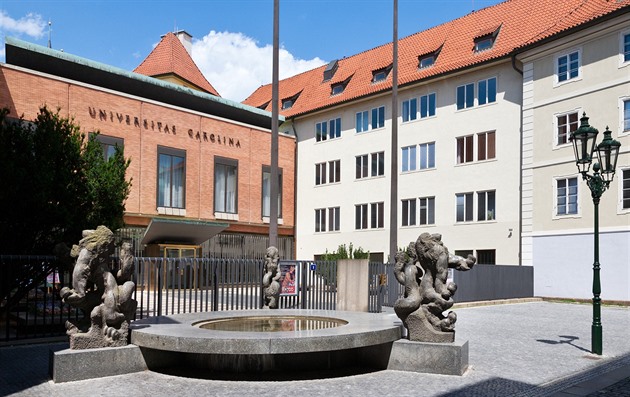 Policie zasahovala v dceřiné firmě Univerzity Karlovy, má podezření na vysoké odměny