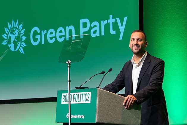 Britští labouristé a konzervativci se hroutí. Po Farageovi je poprvé přeskočili i Zelení