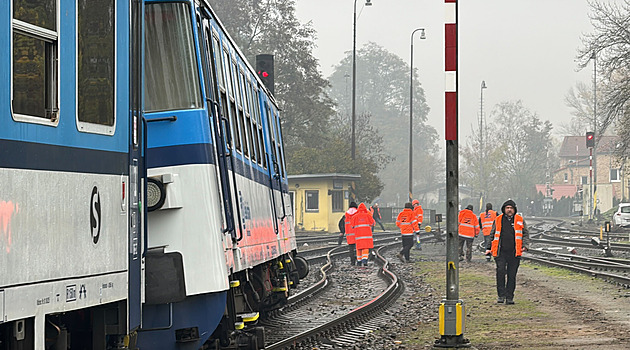V Neratovicích vykolejil osobní vlak, spekuluje se o poškozeném kolejišti