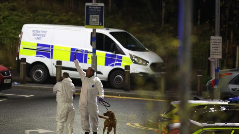 Děsivý klid, popsala žena z vlaku chování útočníka. Policie uvedla jeho jméno, padla obvinění