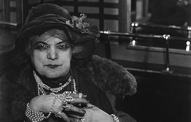 Na hraně šílenství. Hrůzná stařena ověšená šperky zvěčnila lesk a bídu Paříže