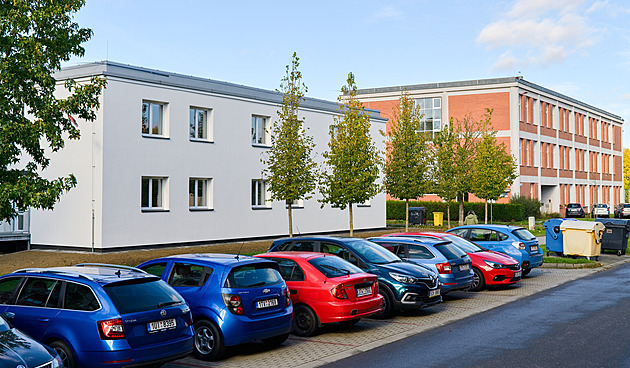 „Cihlový“ Baťov mizí před očima. Architekt čelí kritice, svůj postup hájí