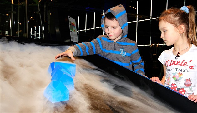 Věda jako show. Vlasy se postaví hrůzou, odvážlivci vyzkoušejí chilli výzvu