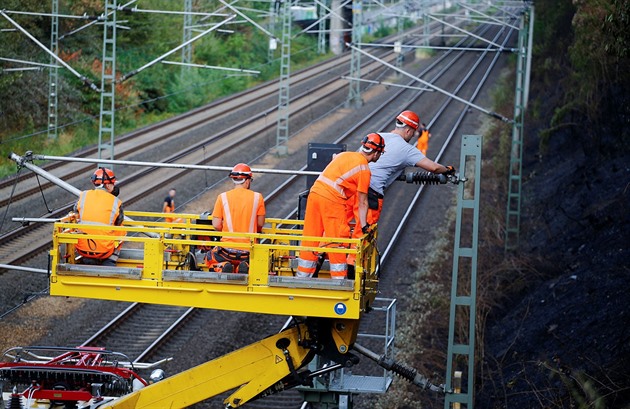 Důležitou železniční trať zastavilo u Prahy porušené vedení. Policie prověřuje úmysl