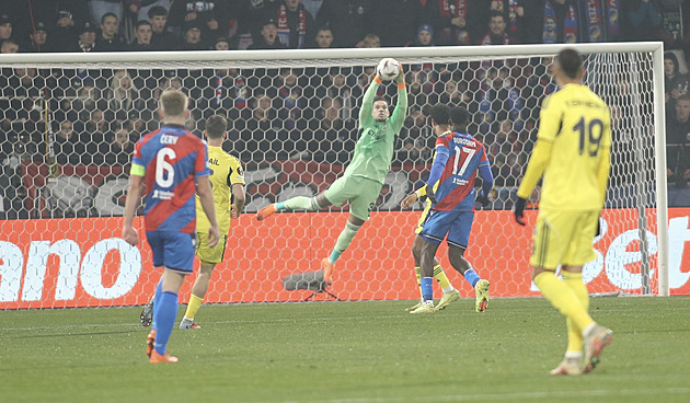 ONLINE: Plzeň - Fenerbahce 0:0, další skok Edersona, likviduje střelu Durosinmiho