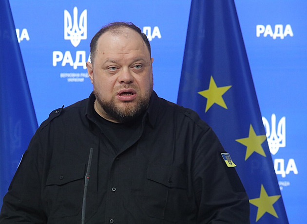 Pochybný čin nebo konec hysterie. Moskva a Kyjev reagují na sejmutí ukrajinské vlajky