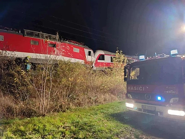 Nedaleko Bratislavy se srazily vlaky. Na místě jsou zranění a desítky záchranářů