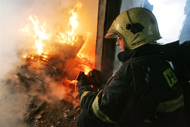 Při požáru statku s ubytovnou zemřel člověk. Policie nevylučuje úmyslné zapálení