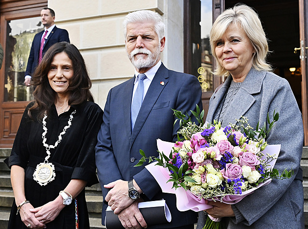 Naše pomoc Ukrajině má pokračovat, říká Pavel. Oponoval i sundání její vlajky