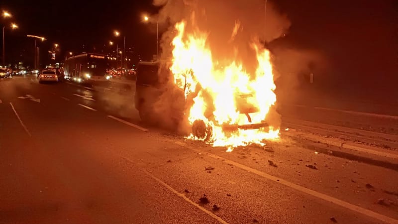 Dodávka v plamenech: V pražské Švehlově ulici zablokovala i tramvajový pás