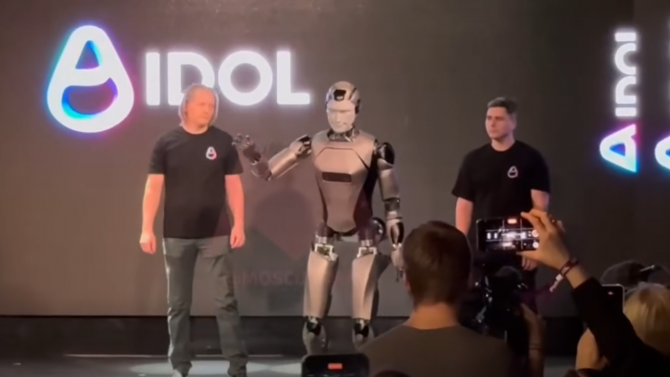 Rusko se pochlubilo prvním humanoidním robotem. Místo velké slávy skončila celá akce fiaskem