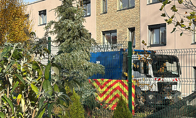 Popelářské auto v domově pro seniory na Kolínsku srazilo ženu, podlehla zraněním