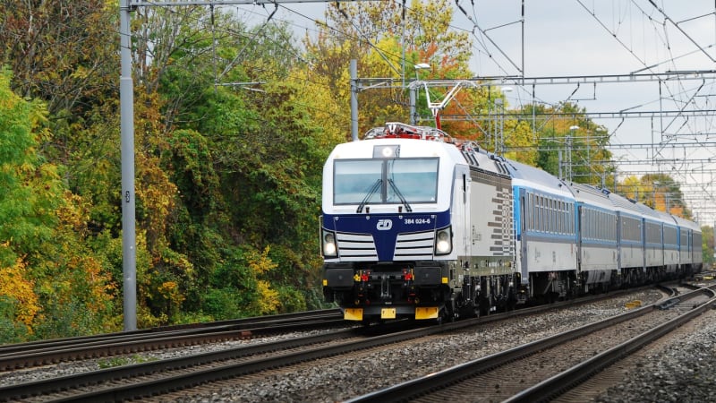 Tragédie v Kolíně: Po srážce s vlakem na nádraží zemřel člověk, provoz na trati stojí