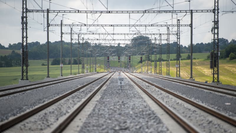 Sabotáž, nebral si servítky Tusk. Polskou železnici směrem na Ukrajinu zničil výbuch