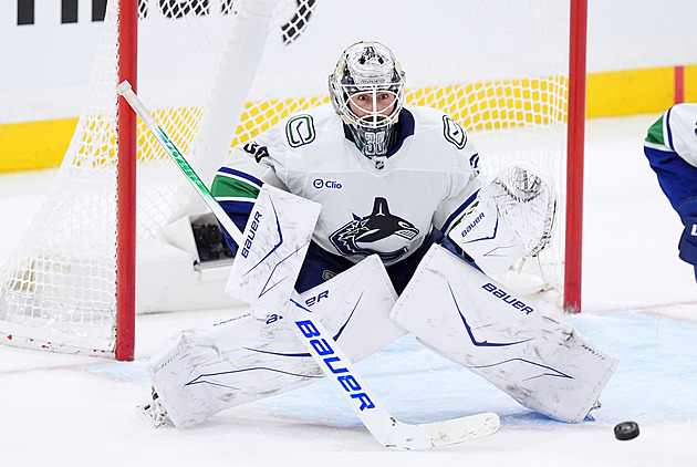 Obránce Hronek má první gól sezony, Blümel s Paterou nakoukli do NHL