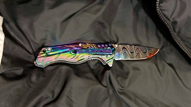 Sedmnáctiletá pobodala v metru muže. Strčil do kamarádky, vysvětlovala