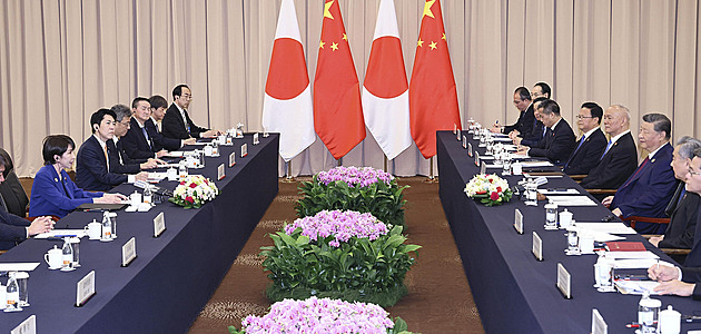 Zrušené lety i potíže s mořskými plody. Napětí mezi Čínou a Japonskem roste