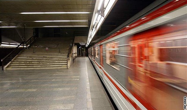 Pracovní vlak v metru srazil údržbáře, utrpěl devastující zranění ruky