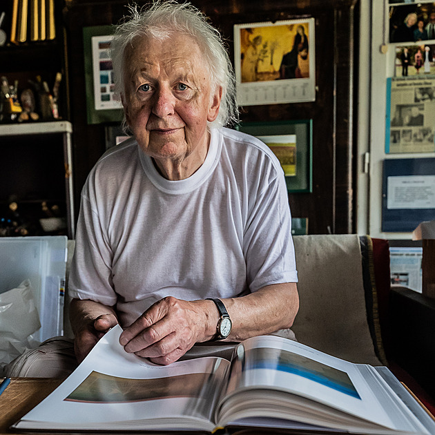 Zemřel akademický malíř Jiří Kaloč, autor Sochy domu a milovník Orlických hor