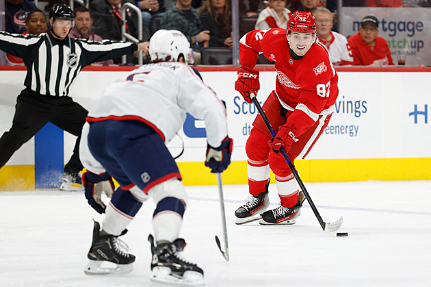 Detroit otáčel proti Columbusu, zvítězil v prodloužení. Islanders hostí St. Louis