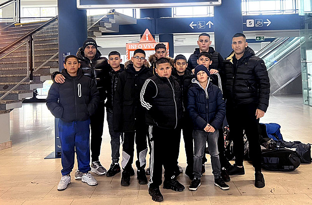 Ultras Baníku ve vlaku uráželi romské děti z klubu Mongaguá, pomohli těžkooděnci