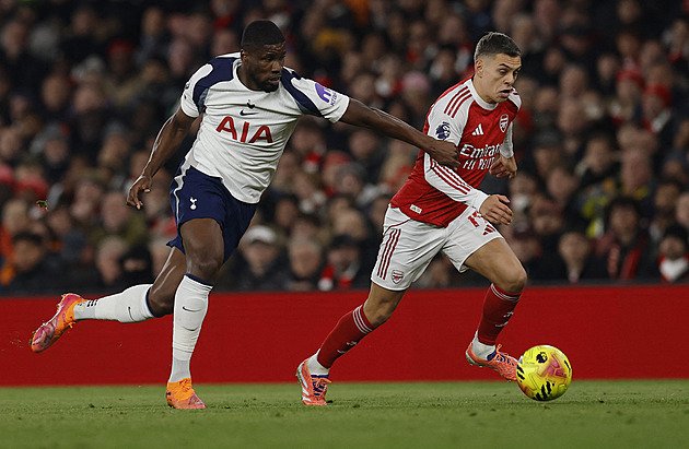 ONLINE: Tottenham v derby s Arsenalem snižuje. Aston Villa otočila na Leedsu