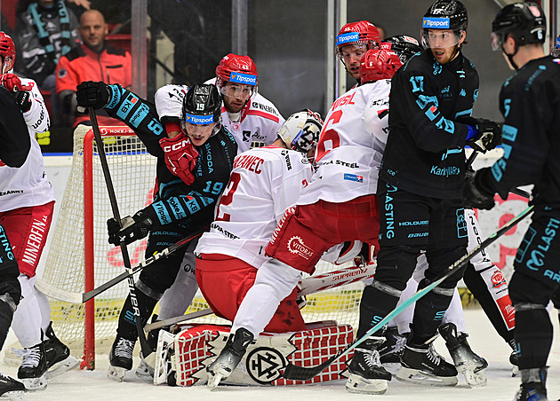 ONLINE: Vary hrají s Třincem nezvykle brzo, pak se chystá šlágr Pardubic se Spartou