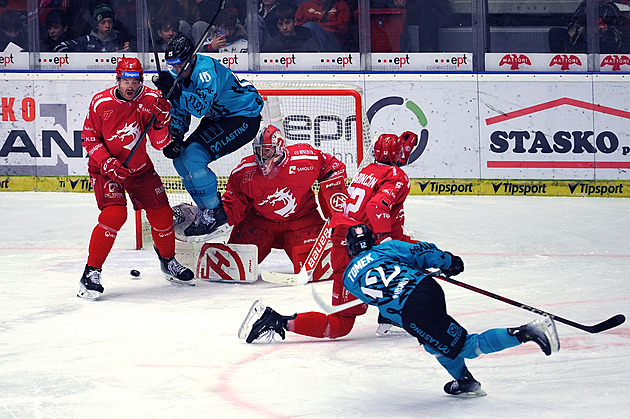 ONLINE: Třinec střílí kontaktní branku ve Varech, Pardubice večer hostí Spartu