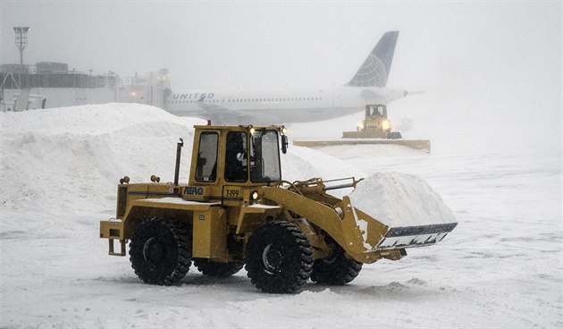 Je plno. Odlety z ruzyňského letiště se tak budou se sněhem více zpožďovat