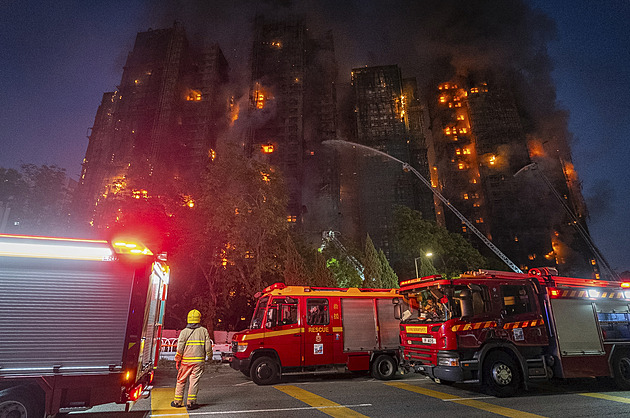 Inferno v obytném komplexu v Hongkongu. Lidé zůstali uvězněni, nejméně 13 mrtvých