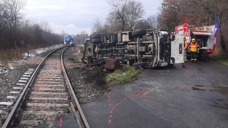 Vlak smetl kamion na přejezdu ve Vizovicích. Řidič je zraněný, doprava stojí